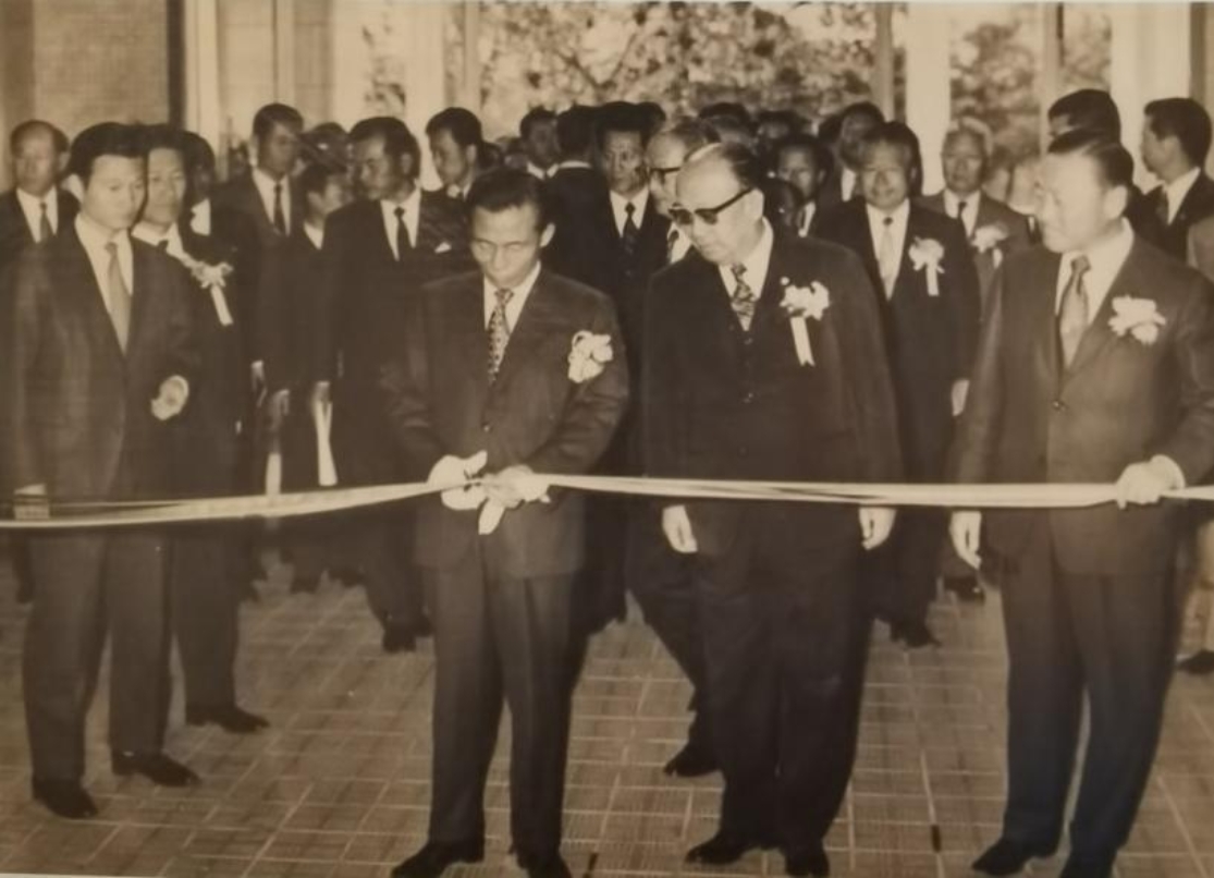 M:\韩国书法史-1\当代图片\1967年朴正熙总统参加第16回国展开幕式.jpg